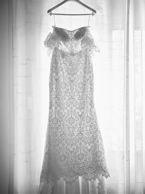 Regard complice des mariés en photo blanc et noir par Studio Prezzo