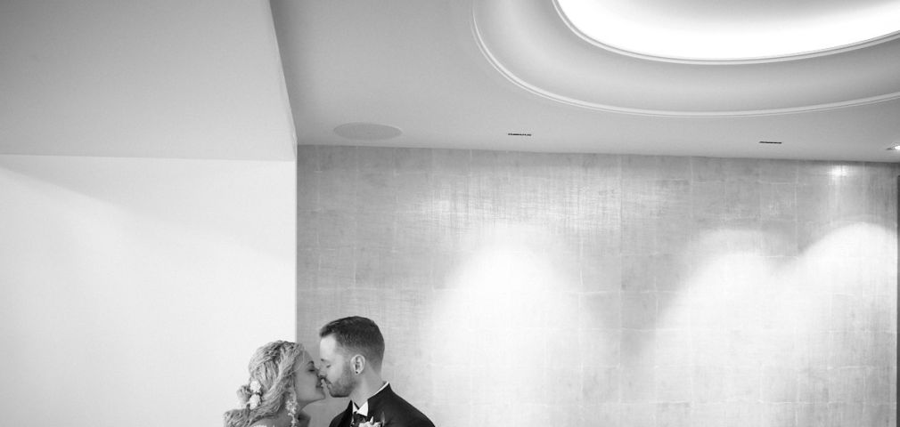 Regard complice des mariés en photo blanc et noir par Studio Prezzo