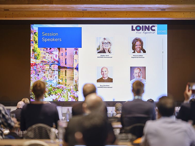 Photographe réalisant un reportage lors d'un événement d'entreprise