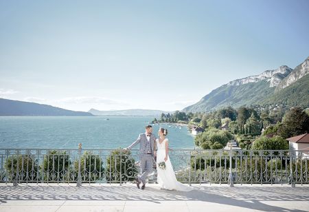seance couple mariage elegant au bord du lac d'Annecy